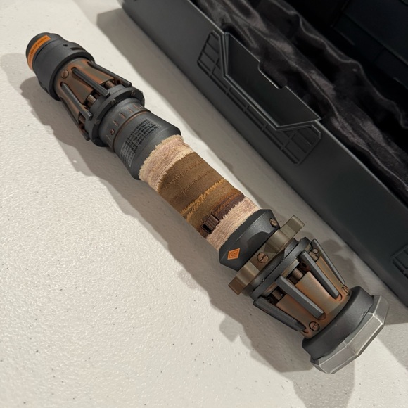 Rey Skywalker Legacy LIGHTSABER Hilt - Star Wars: Galaxy's Edge - Picture 9 of 17